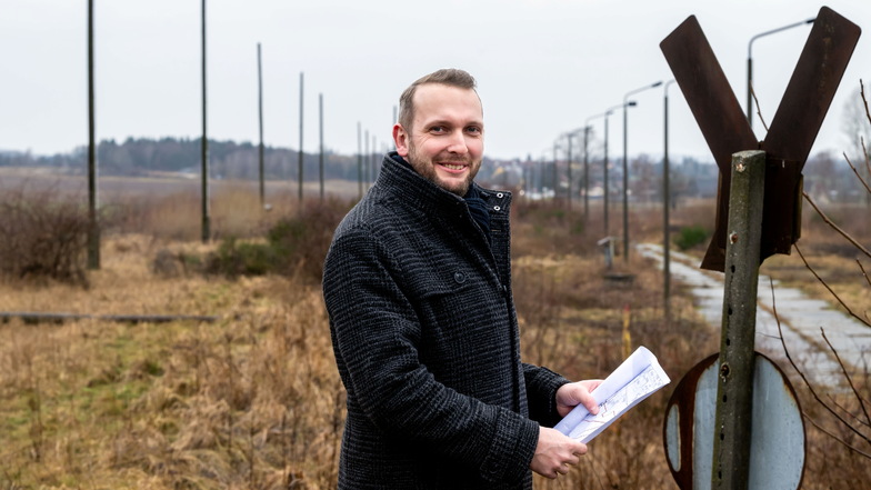 Heiko Nowak, Bürgermeister für Stadtentwicklung und Bauwesen, zeigt eine Fläche, auf welcher der geplante Gleisanschluss im Süden von Bautzen verlaufen könnte. Dort soll auch das neue Gewerbegebiet entstehen.
