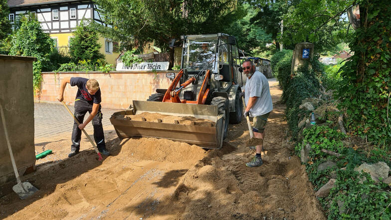 Eine private Initiative: Aufräumarbeiten am Jägerhof in der Straße Auf den Bergen. Letzten Montag ist hier eine Wasser-Sandlawine niedergegangen.