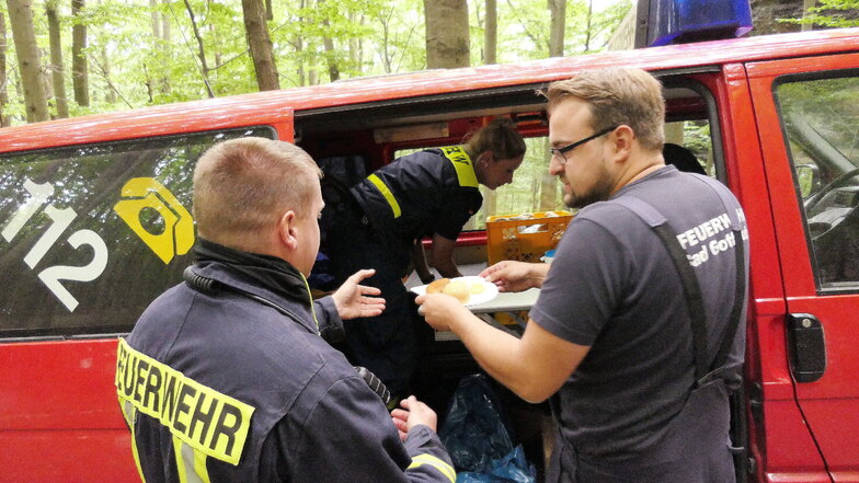 Bockwurst für die Helfer: Das THW versorgt die Feuerwehrleute in der Sächsischen Schweiz mit warmen Mahlzeiten.
