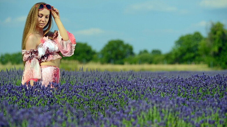 Es muss keine Frankreich-Reise sein, um schöne Aufnahmen vom blühenden Lavendel zu machen, wie hier mit Model Ania. Eine Fahrt nach See reicht da im Sommer schon aus. Besucher können zwischen den Lavendelreihen entlanglaufen.