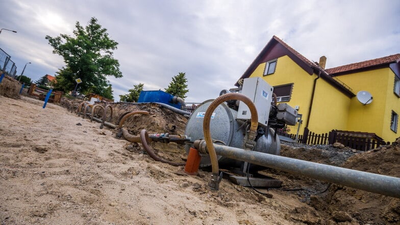 Diese Aufnahme entstand vor acht Jahren, als die Strabag Meißen die zentrale öffentliche Abwasserleitung in Nauwalde baute und dafür mit Pumpen, Schläuchen und Fässern aufwendig das  Grundwasser absenkte.