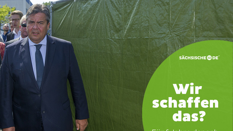 Sigmar Gabriel, damals SPD-Chef Wirtschaftsminister und Vizekanzler, bei seinem Besuch der Flüchtlingsunterkunft in Heidenau im August 2015.