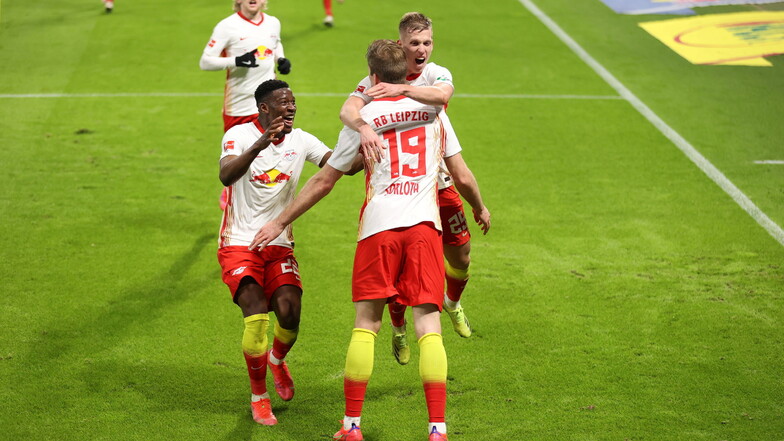 Leipzigs Alexander Sörloth (M) bejubelt sein Tor in der Nachspielzeit zum 3:2 mit seinen Mannschaftskollegen.