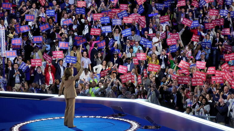 Kamala Harris spricht beim Democratic National Convention in Chicago.