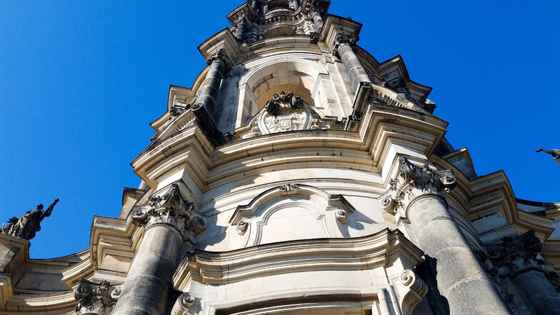 86 Meter ragt der Turm der Hofkirche empor, in dem die Glocken läuten.