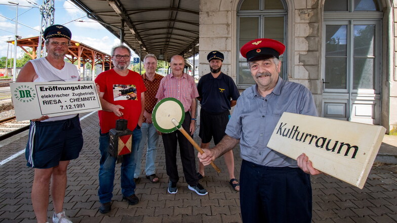 Die Freizeitgruppe Eisenbahngeschichte Döbeln und Unterstützer treffen sich im Bahnhof.