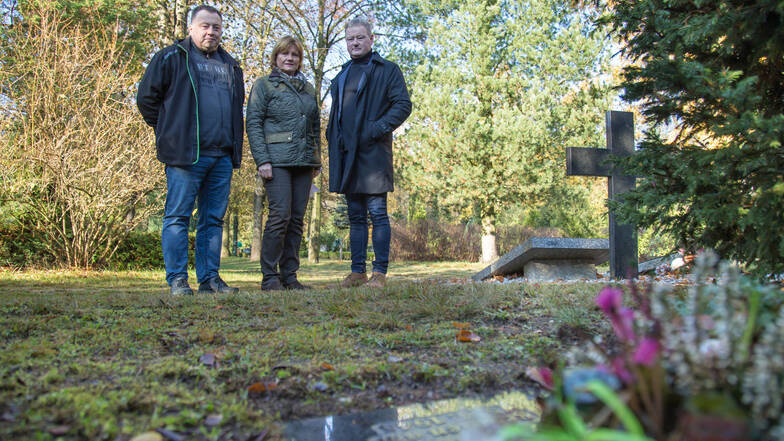 Ilsemarie Luttmann mit René Gottschling (rechts) und Jens Hoffmann vom VKSVG vor der Gedenkplatte für ihren im Zweiten Weltkrieg gefallenen und in Niesky begrabenen Opa.