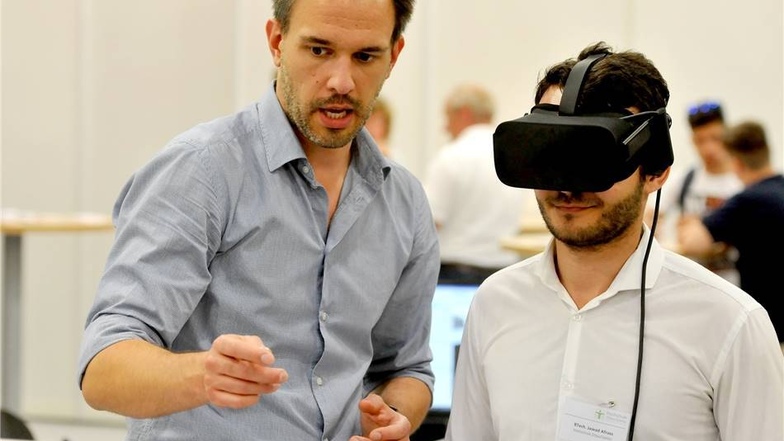 Michael Pein stellt für die Hochschule Zittau/Görlitz eine virtuelle Brille vor.