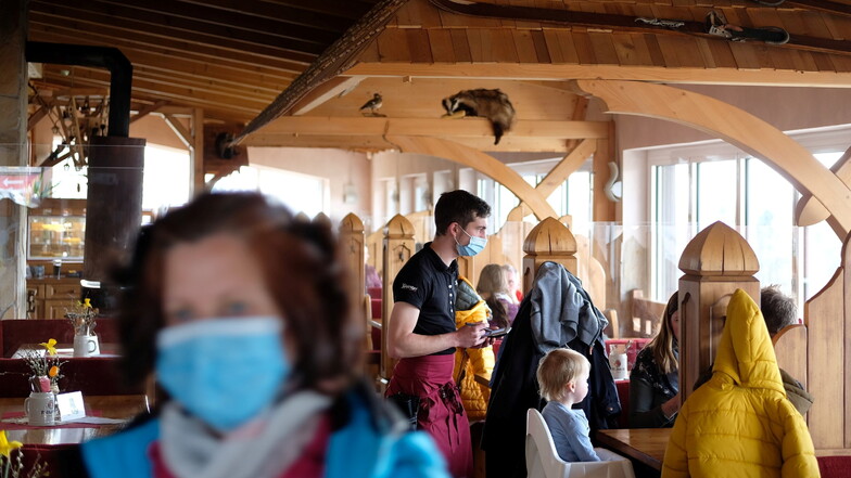 Besucher des Restaurants vom Freizeitzentrum "Rosts Wiesen" in Augustusburg