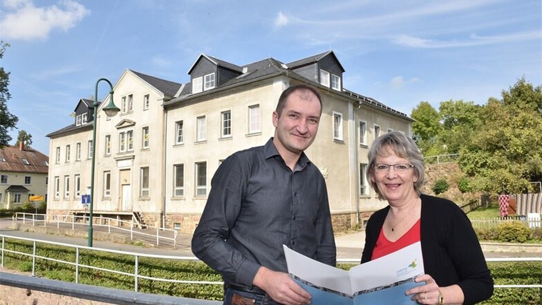 Die Schule in ihrem jetzigen Zustand. Ortsvorsteher Thomas Schumann und Claudia Fischer vom Ortschaftsrat hoffen, dass aus ihren Ideen zur Umgestaltung der alten Colmnitzer Schule bald Realität wird.
