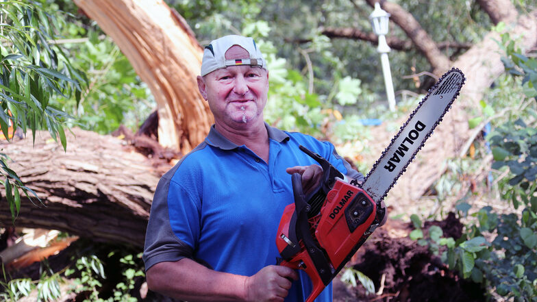 Nicht nur die Reparatur von Bänken und Handläufen gehört zum Aufgabengebiet vom Marco Augustin. Oft muss er die auch umgestürzte Bäume beseitigen.