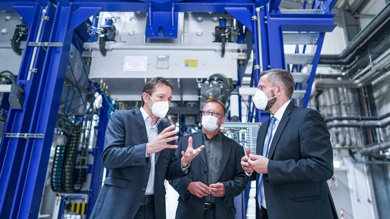 Die Luxchemtech-Geschäftsführer Wolfram Palitzsch (von links) und Ingo Röver zeigen ihre Recycling-Anlagen in Freiberg dem sächsischen Wirtschaftsminister Martin Dulig (SPD).