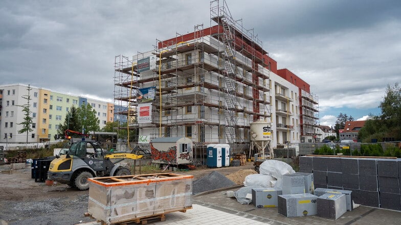 Blick auf die Baustelle hinter dem Haus, hier entstehen zusätzlich zur Tiefgarage noch Außenstellplätze.