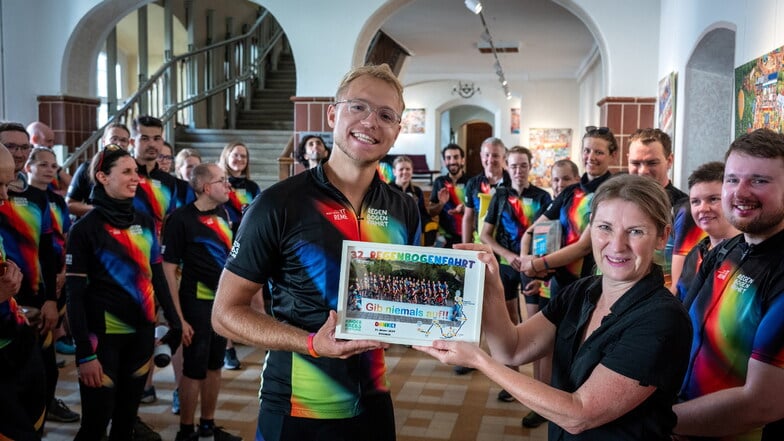 Teilnehmer Constantin Schwarze dankt Roßweins Hauptamtsleiterin Michaela Neubert für die Unterstützung auf der Mut-Mach-Tour.