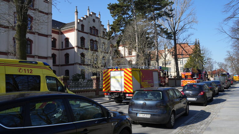 Feuerwehr, Rettungsdienst und Polizei rückten am Donnerstagvormittag zum Beruflichen Schulzentrum an den Schilleranlagen in Bautzen aus.