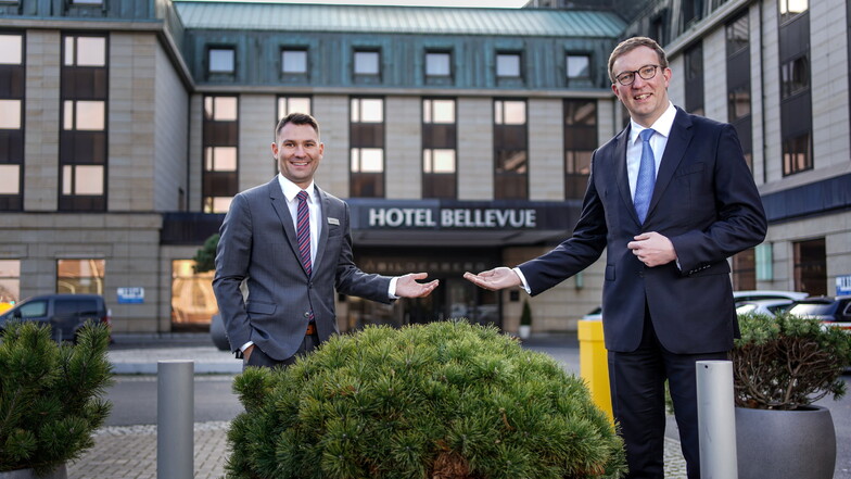 Alexander Hadam (l.), Marketing Manager und Nachhaltigkeitsbeauftragter, und Hoteldirektor Sebastian Klink vorm Eingang des Bellevue.