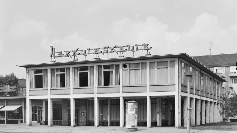 Ein DDR-Bau, der nicht zu retten war, ist dieser Gebäudekomplex mit Restaurant, dem Kabarett "Herkuleskeule" und einer Ladenstraße nach Norden.