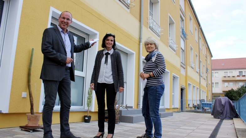 Steffen Markgraf, Geschäftsführer der Wohnungsgesellschaft, Unternehmenssprecherin Petra Scholz und Projektingenieurin Brigitte Zeschke (von links) sind zufrieden mit der Umgestaltung am Dreigeschosser Bahnhofsvorplatz 1 a bis c.