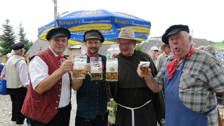 Los geht das Fest: Kottmars Bürgermeister Michael Görke zusammen mit Landrat Stephan Meyer, Steffen Dittmar von der Bergquell-Brauerei Löbau und Bierzug-Mitorganisator Christfried Riedel.