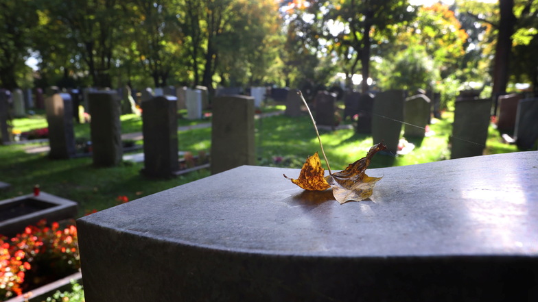 Der Neue Ostfriedhof in Augsburg. Die Stadt hat die Friedhofssatzung geändert, um Bestattungen in einem Leichentuch zu ermöglich.