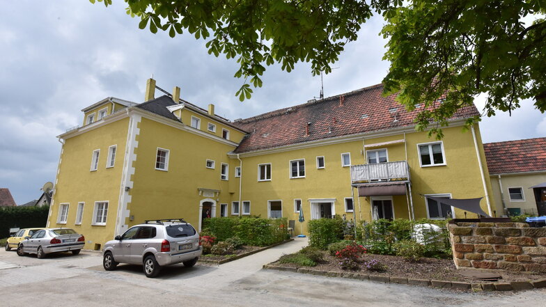 Um diese Häuser am Dorfplatz in Pesterwitz ist ein Disput zwischen Eigentümer, Schornsteinfeger und Landratsamt entbrannt. Am Ende steht ein Bußgeld.