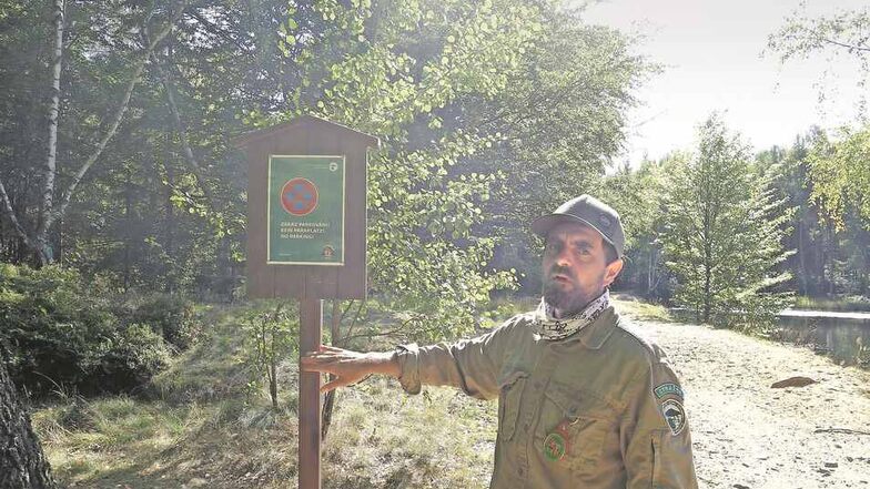 Im Nationalpark und im Landschaftsschutzgebiet ist Parken verboten. Ranger Miroslav Rybár ließ zur Sicherheit trotzdem noch Schilder anbringen.