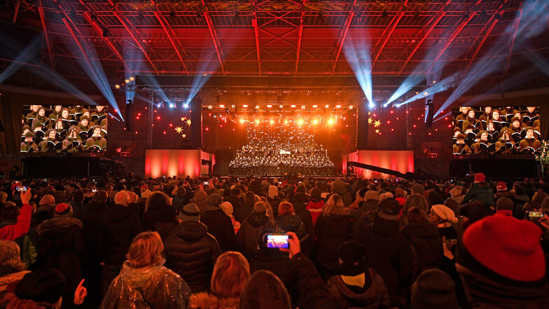 Genauso wie die Tradition des Kreuzchor-Auftritts im Stadion ist auch die Bühne gewachsen. 2018 ist alles noch eine Nummer größer als in den Jahren zuvor.