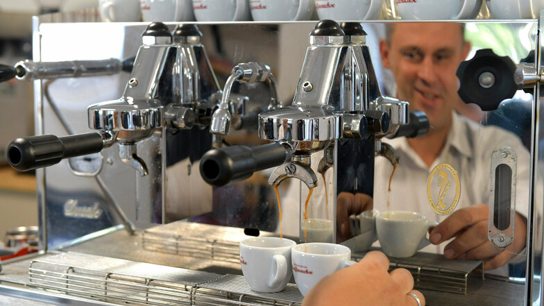 Zwei Espresso, bitte: „Kaffeesachse“ Jan Döring an der Siebträgermaschine.Foto: Eckhardt Mildner