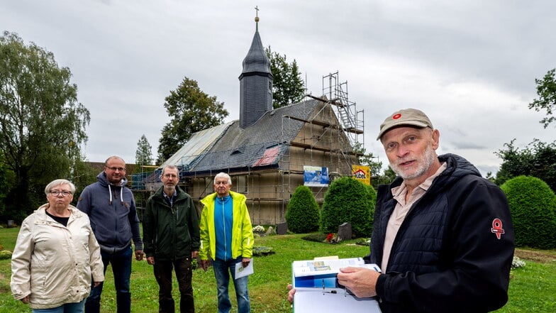 Barbara Petermann, Thomas Klinkicht, Joachim Rasch, Roland Synde und Karl-Heinz-Müller (v.l.) freuen sich, dass die Dachsanierung der Kirche in Pohla begonnen hat.