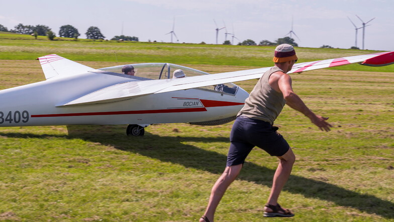 Start frei: Ein Vereinsmitglied stützt den Flügel, während die Winde den Segelflieger in hohem Tempo über die Startbahn zieht. Den Rest erledigt der Luftstrom.