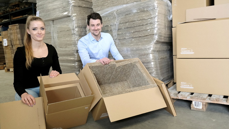 Toni Küttner, Geschäftsführer Schaumaplast Sachsen in Nossen, und Diane Isatschenko, Abteilungsleiterin Zuschnitte, präsentieren ihre neuen ökologischen Thermoboxen.