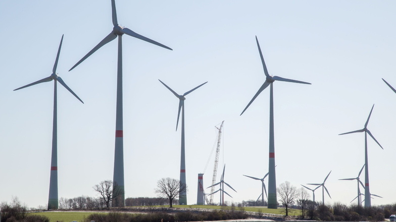 Windparks wie hier an der Autobahn A 4 könnten auf ehemaligen Kohleabbauflächen entstehen und sauberen Strom liefern.