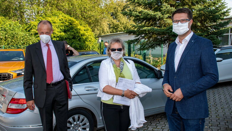 Im August 2020 war Friedrich Merz (links) zu Gast im Döbelner Sport- und Freizeitzentrum WelWel. Auch die Bundestagsabgeordnete Veronika Bellmann (CDU) sowie Döbelns Oberbürgermeister Sven Liebhauser (rechts) trafen Merz dort.