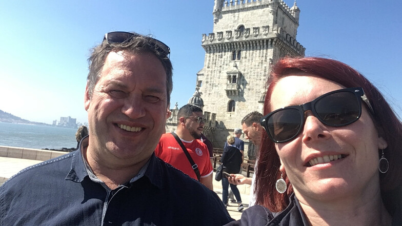 Jenny und Autor Frank Thümmler vor dem Torre de Belém, einem der bekanntesten Wahrzeichen Lissabons an der Tejomündung. Als dieses Foto am Sonnabend entstand, schien noch alles klar mit dem Rückflug.