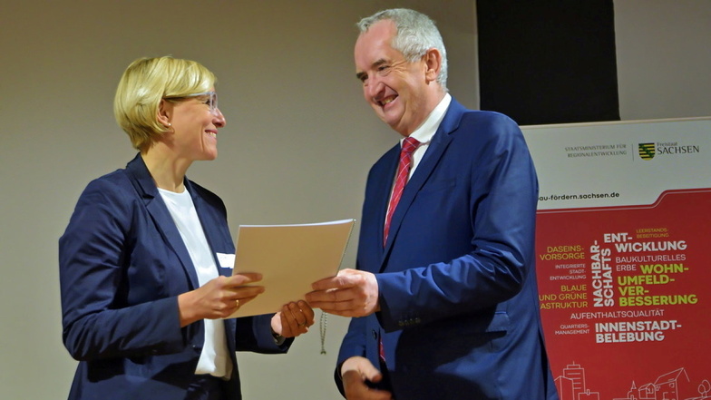 Lommatzschs Bürgermeisterin Dr. Anita Maaß freut sich über den Fördermittelbescheid, überreicht von Thomas Schmidt, Minister für Regionalentwicklung.