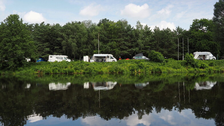 Wohnmobile stehen am Ufer des Teltow-Kanals auf dem Campingplatz Hotel- und Citycamping Süd.