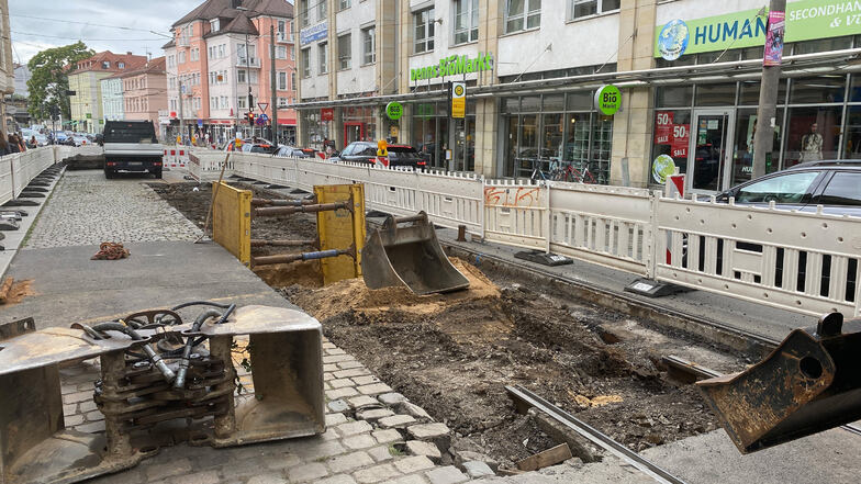 Derzeit wird die Straße am Bischofsweg in Dresden, die vor einigen Tagen eingebrochen ist, wieder instandgesetzt.