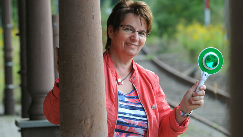Seifhennersdorfs Bürgermeisterin Karin Berndt wünscht sich schnell wieder Zugverkehr für den Ort.