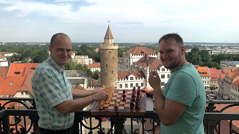René Kutschke (l.) und Maik Witschas von der Bautzener Wohnungsbaugesellschaft spielen sich für die Schachwoche schon einmal auf dem Reichenturm ein.