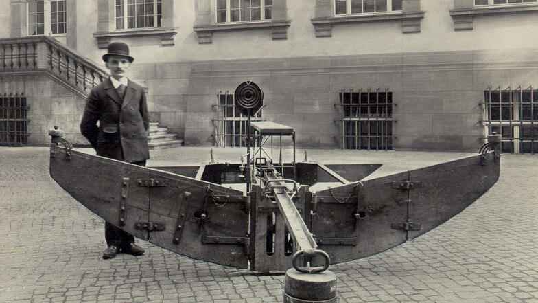 Hier wird ein Reinigungswagen für die beiden großen Dresdner Abfangkanäle präsentiert. Konstruiert wurde diese Technik 1905 von Adolf Börner. Sie hat sich im jahrzehntelangen Einsatz in Dresdens Unterwelt bewährt.