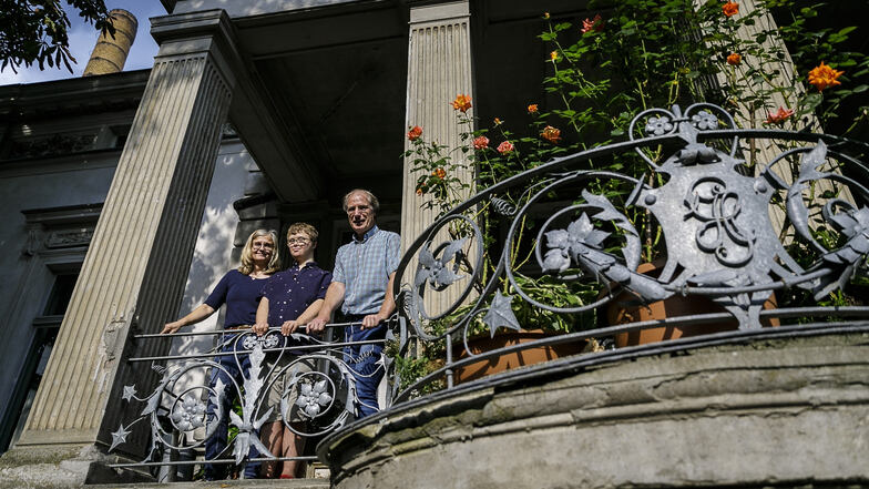 Marianne Herre, ihr Sohn Luis und Bernhard Icking (v.l.) stehen auf dem Balkon der Villa Bautzener Straße 32. Sie sind hier eingezogen. Fotos: Nikolai Schmidt
