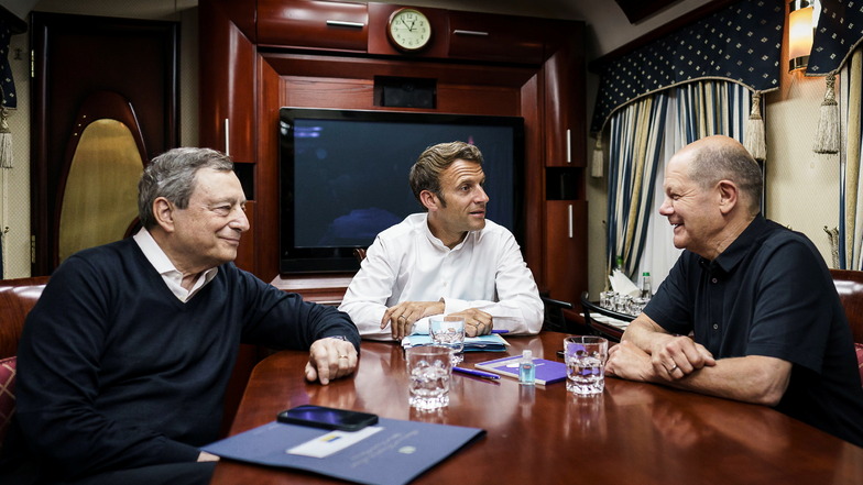 Draghi (l.), Macron und Scholz (r.) reisten von Polen aus mit dem Zug nach Kiew.