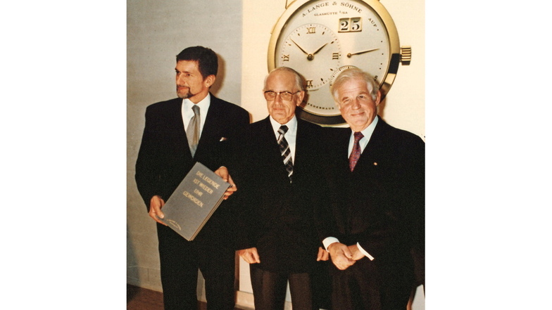 Günter Blümlein, Walter Lange und der
sächsische Ministerpräsident Kurt
Biedenkopf bei der Erstpräsentation im
Dresdner Residenzschloss am 24.
Oktober 1994