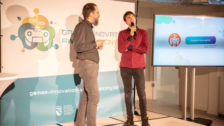 Patrick Eckardt (rechts) mit Journalist Marcus Richter bei der Verleihung des Games Innovation Award Saxony im Dezember in Leipzig.