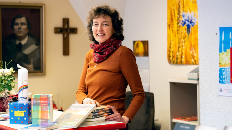 Die Christliche Bücherstube Bautzen feiert 25-jähriges Bestehen. Teamleiterin Katrin Otto und zahlreiche weitere Mitarbeiterinnen sind dort ehrenamtlich tätig.