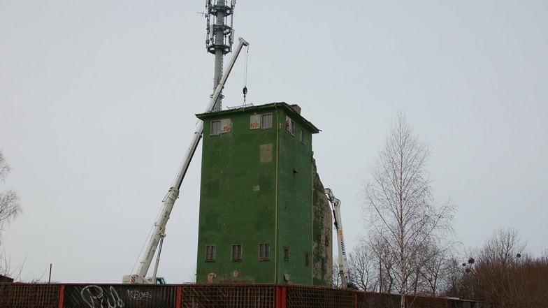 In den 50er-Jahren für den Richtfunk gebaut, knabbern jetzt die Abrissbagger am grünen Turm.
