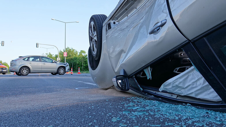 Am Elbepark kam es am Wochenende zu einem Unfall. Die Autos sind stark beschädigt worden.