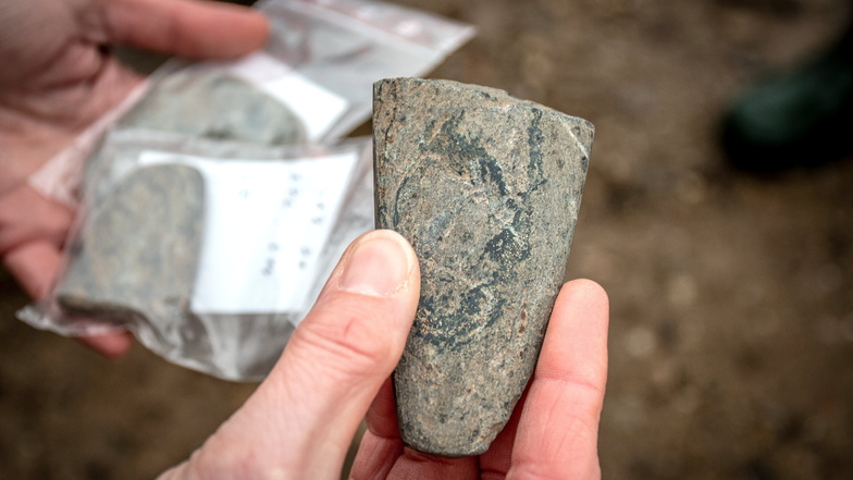 Das Fragment eines abgebrochenen Steinbeils wurde gefunden.