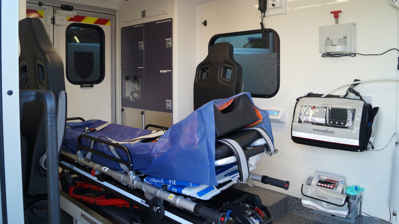 Die neuen Fahrzeuge - hier ein Blick in einen Rettungstransportwagen - sind mit modernster Medizintechnik ausgestattet.