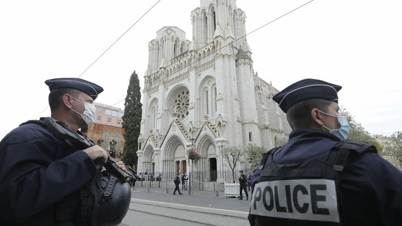 Bei der Messerattacke in Nizza hat es mindestens drei Tote und mehrere Verletzte gegeben. Die Pariser Anti-Terror-Staatsanwaltschaft hat die Ermittlungen übernommen.